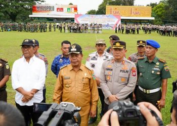 Bupati Simalungun saat diwawancarai wartawan dari berbagai media saat apel operasi Mantap Brata Polres Simalungun di Lapangan Koramil model, Jalan Asahan. (Nawasenanews/ Ist)