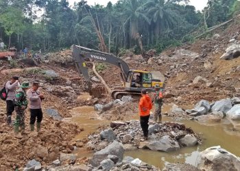 BPBD Simalungun yang berkoordinasi dengan Polres Simalungun dan Koramil terus melakukan pencarian korban longsor.( Nawasenanews/Ist)