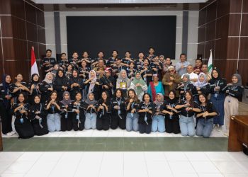 Wali Kota Pematang Siantar bersama Ketua Dekranasda foto bersama dengan 42 mahasiswa Program Pertukaran Mahasiswa Merah Putih usai menerima kunjungan para mahasiswa di Balai Kota.(Nawasenanews/ Ist)