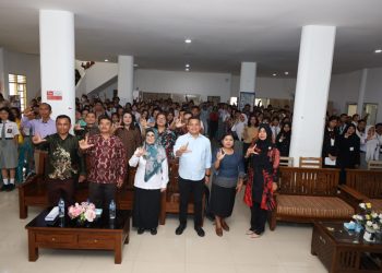 Sebanyak 140 pelajar SMP, SMA, serta mahasiswa dari berbagai perguruan tinggi se-Provinsi Sumatera Utara (Sumut) yang berpartisipasi mengikuti English Tournament-Wali Kota Cup 1 Pematang Siantar 2023, foto bersama dengan Wali Kota Pematang Siantar. (Nawasenanews/Ist)