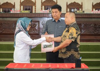 Walikota Pematang Siantar menyerahkan nota kesepakatan atas Ranperda tentang Pajak Daerah dan Retribusi Pajak Daerah kepada pimpinan DPRD. ( Nawasenanews/ Ist)