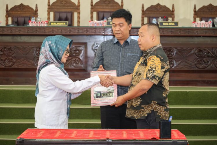 Walikota Pematang Siantar menyerahkan nota kesepakatan atas Ranperda tentang Pajak Daerah dan Retribusi Pajak Daerah kepada pimpinan DPRD. ( Nawasenanews/ Ist)