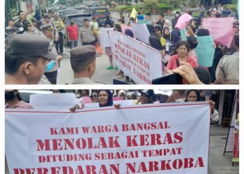 Keterangan Foto : Warga bangsal saat demo ke Polres Siantar, tidak terima kampungnya disebut markas narkoba.(Ist)