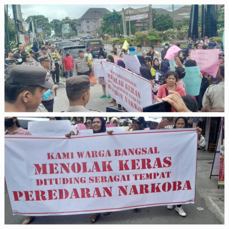 Keterangan Foto : Warga bangsal saat demo ke Polres Siantar, tidak terima kampungnya disebut markas narkoba.(Ist)