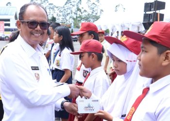 Wakil Bupati Simalungun menyampaikan bantuan secara simbolis buku tabungan kepada sejumlah siswa dan memberikan bantuan kepada siswa berprestasi.(Nawasenanews/ Ist)