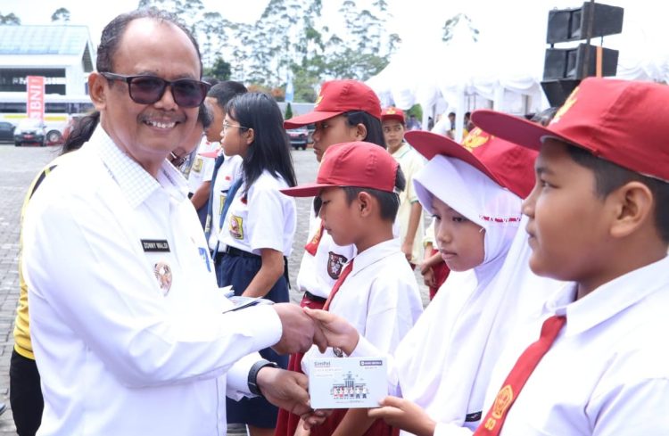 Wakil Bupati Simalungun menyampaikan bantuan secara simbolis buku tabungan kepada sejumlah siswa dan memberikan bantuan kepada siswa berprestasi.(Nawasenanews/ Ist)