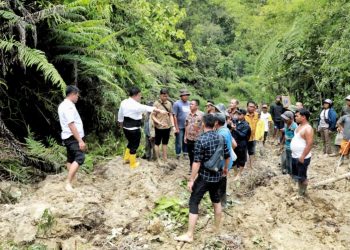 Bupati Simalungun bersama ketua DPRD Simalungun meninjau lokasi longsor di Nagori Tonga tonga Dolok Parmonangan untuk menangani dampak longsor yang menutup akses jalan utama. ( Nawasenanews/ Ist)