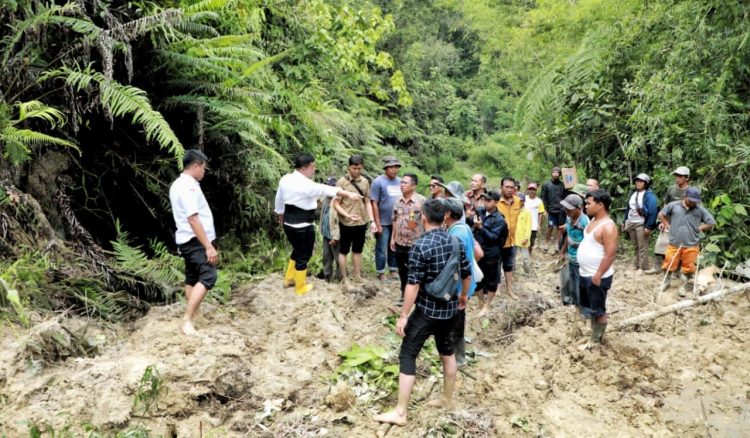 Bupati Simalungun bersama ketua DPRD Simalungun meninjau lokasi longsor di Nagori Tonga tonga Dolok Parmonangan untuk menangani dampak longsor yang menutup akses jalan utama. ( Nawasenanews/ Ist)