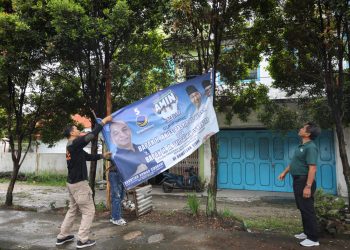 Petugas Satpol PP Kota Pematang Siantar menertibkan alat peraga kampanye yang dipasang sebelum masa kampanye Pemilu di berbagai ruas jalan.(nawasenanews/ Ist)