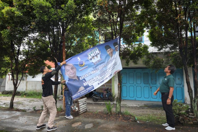 Petugas Satpol PP Kota Pematang Siantar menertibkan alat peraga kampanye yang dipasang sebelum masa kampanye Pemilu di berbagai ruas jalan.(nawasenanews/ Ist)