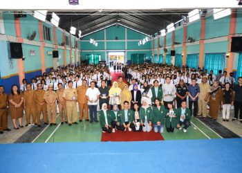 Mahasiswa Program Studi Ilmu Komunikasi Fakultas Ilmu Sosial dan Ilmu Politik (FISIP) Universitas Sumatera Utara (USU) Angkatan 2020 yang memprakarsai kegiatan Kampanye Anti Tabu dan Buta (Tabuta) Seks di Perguruan Methodist Pematang Siantar foto bersama dengan Wali Kota Pematang Siantar. (Nawasenanews/ Ist)