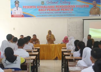 Wali Kota Pematang Siantar dr Susanti Dewayani SpA saat membuka acara Sosialisasi Etika dan Budaya bagi Pemilih Pemula, di aula SMA Negeri 6 Pematang Siantar.( Nawasenanews/ Ist)