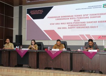 Wali Kota Pematang Siantar diwakili Staf Ahli Wali Kota Bidang Pemerintahan Dra Happy Oikumenis Daely membuka Bimbingan Teknis (Bimtek) Sistem Pengendalian Intern Pemerintah (SPIP), di Ruang Serbaguna Pemko Pematang Siantar, Senin (13/11/2023).( Nawasenanews/ Ist).