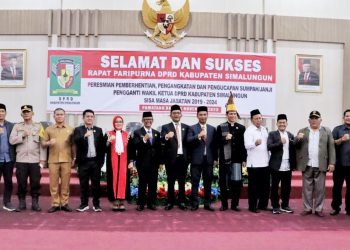 Wakil Ketua DPRD Simalungun Pengganti Antar Waktu ( PAW) Johanes Sipayung foto bersama dengan Wakil Bupati Simalungun dan Ketia DPRD serta Ketua pengadilan usai dilantik di Ruang Paripurna DPRD Simalungun. ( Nawasenanews/ Ist)