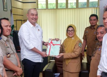 Kepala Kantor Pertanahan Kota Pematang Siantar Imansyah Lubis menyerahkan Sertifikat Hak Pengelolaan atas Tanah Pasar Horas Kota Pematang Siantar yang telah diterbitkan kepada Wali Kota Sebagai salah satu syarat pengajuan revitalisasi pasar ke Kementerian Perdagangan. ( Nawasenanews/ Ist)