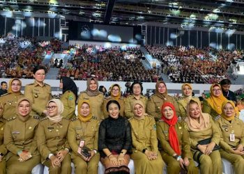 Wali Kota Pematang Siantar foto bersama dengan Menteri PPPA I Gusti Ayu Bintang Darmawati saat menghadiri Hari Peringatan Perempuan di Istora Senayan Jakarta.( Nawasenanews/ Ist)