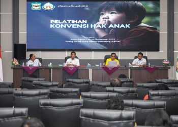 Asisten Pemerintahan dan Kesejahteraan Rakyat Setdako Pematang Siantar Junaedi Antonius Sitanggang SSTP MSi, saat membuka Pelatihan Konvensi Hak Anak, di Ruang Serbaguna Pemko Pematang Siantar, Rabu (15/11/2023).( Nawasenanews/Ist)