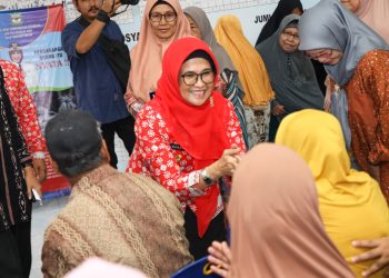 Wali Kota Pematang Siantar dr Susanti Dewayani SpA bertemu sejumlah warga lanjut usia (lansia) di Kantor Kelurahan Bantan.(Nawasenanews/ Ist)