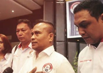 Keterangan Foto : Ketua Persaudaraan 98 Sumut Thomas J Tarigan SH MH, Sekjen Victor A Sinaga, Bendahara Matiur saragih