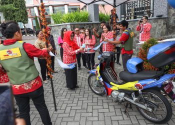 Wali Kota Pematang Siantar menyerahkan admistrasi kependudukan (adminduk) kepada penyandang disabilitas di Event Akbar Pelayanan Disabilitas sekaligus peluncuran Petugas Administrasi Keliling ( Pak Keling). ( Nawasenanews/ Ist)