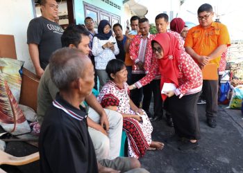 Wali Kota Pematang Siantar dr Susanti Dewayani SpA mengunjungi sekaligus memberikan bantuan kepada tiga keluarga korban kebakaran rumah di Jalan Bola Kaki ( Nawasenanews/ Ist)