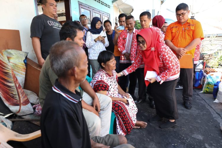 Wali Kota Pematang Siantar dr Susanti Dewayani SpA mengunjungi sekaligus memberikan bantuan kepada tiga keluarga korban kebakaran rumah di Jalan Bola Kaki ( Nawasenanews/ Ist)