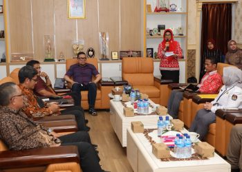 Wali Kota Pematang Siantar dr Susanti Dewayani SpA saat menerima Kunjungan Kerja (Kunker) Spesifik Komisi II DPR RI dalam rangka Persiapan dan Kesiapan Pemilu Serentak Tahun 2024, di ruang kerja wali kota, Kamis (16/11/2023). (Nawasenanews/ Ist)