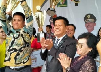 Camat Raya disaksikan Bupati Simalungun dan istri, mengangkat trophy atas diraihnya Kecamatan Raya sebagai juara umum pada Pesparawi Kabupaten Simalungun Tahun 2023 ini .(Nawasenanews/ Ist)