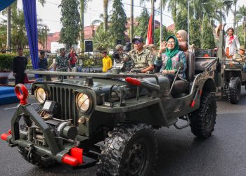 Wali Kota Pematang Siantar menaiki Jeep Willys milik TNI sebagai bagian dari Peringatan Hari Pahlawan tahun 2023 di Kota Pematang Siantar yang dimeriahkan karnaval. (Nawasenanews/ Ist)