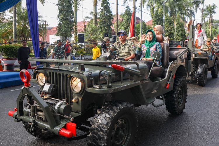 Wali Kota Pematang Siantar menaiki Jeep Willys milik TNI sebagai bagian dari Peringatan Hari Pahlawan tahun 2023 di Kota Pematang Siantar yang dimeriahkan karnaval. (Nawasenanews/ Ist)