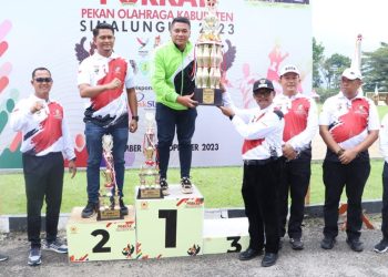Wakil Bupati H Zonny Waldi didampingi Dandim 0207/Sml Letkol Inf. Hadrianus Yossy dan Kapolres Simalungun AKBP Ronald F.C Sipayung, menyerahkan trophy kepada juara umum, Sabtu sore (18/11/2023).( nawasenanews/Ist)