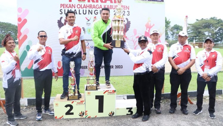Wakil Bupati H Zonny Waldi didampingi Dandim 0207/Sml Letkol Inf. Hadrianus Yossy dan Kapolres Simalungun AKBP Ronald F.C Sipayung, menyerahkan trophy kepada juara umum, Sabtu sore (18/11/2023).( nawasenanews/Ist)