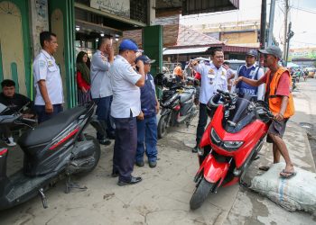 Kadis Perhubungan bersama jajarannya turun langsung menertibkan juru parkir liar dan parkiran yang memakai trotoar, Sabtu ( 18/11/2023). ( Nawasenanews/ Ist)