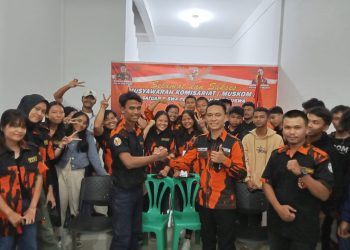Swandi Sihombing dan Ketua  Terpilih komisariat Khusus Nommensen SAPMA PP Simalungun Dion Siallagan masa bhakti 2023-2024 foto bersama usai musyawarah. ( Nawasenanews/Ist)