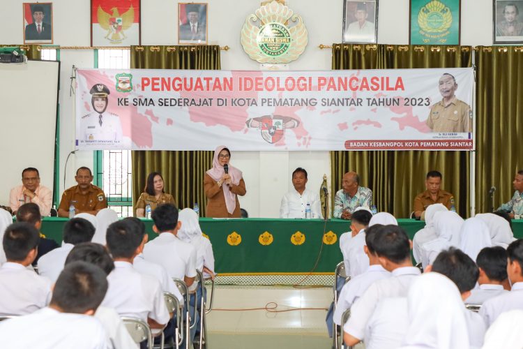 dr Susanti mengunjungi Perguruan Taman Siswa dalam rangka Penguatan Ideologi Pancasila kepada Siswa SMA/Sederajat di Kota Pematang Siantar Tahun 2023.( Nawasenanews/ Ist)