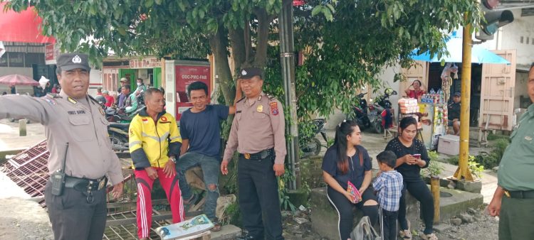 Keterangan Foto : Kanit Binmas Polsek Siantar Utara Aiptu Edi Saputra bersama Bhabinkamtibmas Kelurahan Sigulang Gulang AIPDA Yunus Sembiring, Babinsa SERDA A. Batubara dan Kasi Trantib Kecamatan Siantar Utara Mula Tua Siregar Siregar SE saat laksanakan patroli dialogis. (Ist)