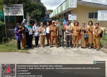 Keterangan Foto : Polsek Siantar Utara, Polres Pematang Siantar melalui Bhabinkamtibmas Kelurahan Martoba saat melaksanakan monitoring /Pemantauan pelaksanaan pembagian BPNT (Bantuan Pangan Non Tunai). (Ist)