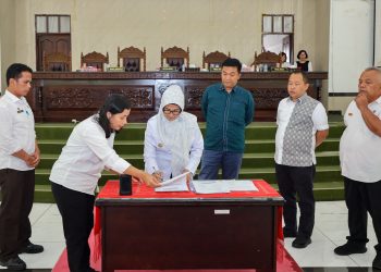 Penandatanganan pengesahan Ranperda APBD TA 2024 oleh dr Susanti dan pimpinan DPRD Kota Pematang Siantar.(Nawasenanews/ Ist)