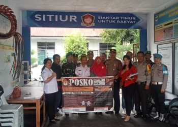 Keterangan Foto : Kapolsek Siantar Timur IPTU Jon H. Purba SH bersama Camat Siantar Timur Massa Rahmat Zebua, SE dan Danramil Siantar Timur diwakili Serma A. Sinurat dan Sertu M. Daulay saat laksanakan patroli gabungan. (Ist)