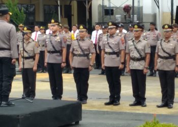 Keterangan Foto : Kapolres Pematang Siantar AKBP Yogen Heroes Baruno SH, SIK saat pimpin sertijab 4 pejabat utama.(Nawasena)