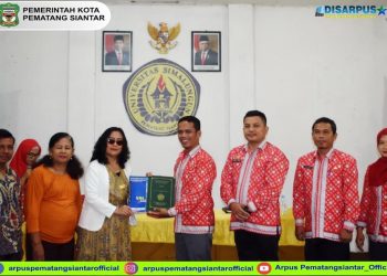 Dinas Arsip dan Perpustakaan Kota Pematang Siantar menandatangani Memorandum of Agreement (MoA) dengan Universitas Simalungun (USI) yang dihadiri pula oleh Plh Sekda kota Junaedi Antonius Sitanggang.(Nawasenanews/ Ist)