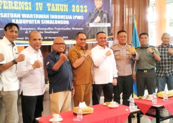 Keterangan Foto: Ketua PWI Sumut beserta pengurus PWI Simalungun foto bersama dengan Waka Polres Simalungun, mewakili Dandim dan Kadis Kominfo Pemkab Simalungun di Konferensi PWI IV Tahun 2023.(Ist)