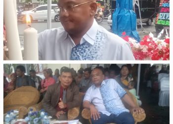 Keterangan Foto : Rony Reynaldo Situmorang menyalakan lilin pada saat Perayaan Natal Jurnalis, dan duduk bersama Ketua Panitia Natal Bangun Pasaribu. (Nawasenanews/Agus Siahaan)