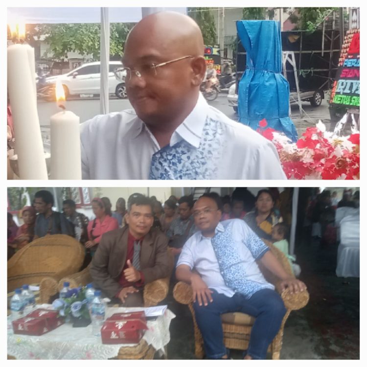 Keterangan Foto : Rony Reynaldo Situmorang menyalakan lilin pada saat Perayaan Natal Jurnalis, dan duduk bersama Ketua Panitia Natal Bangun Pasaribu. (Nawasenanews/Agus Siahaan)