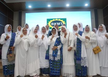 Wali Kota Pematang Siantar foto bersama dengan para pengurus BMKT Kecamatan Siantar Barat. ( Nawasenanews/ Ist)