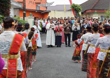 dr Susanti disambut tor tor oleh oara siswa Cinta Rakyat saat menghadiri acara Perayaan Peletakan Batu Pertama Pembangunan Pastoran dan Aula Paroki Santo Laurentius Brindisi di Lapangan SD-SMP Cinta Rakyat. ( Nawasenanews/ Ist)