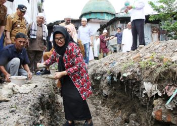 Wali Kota Pematang Siantar meletakkan batu pertama renovasi masjid Nurul Hikmah. ( Nawasenanews/ ist)