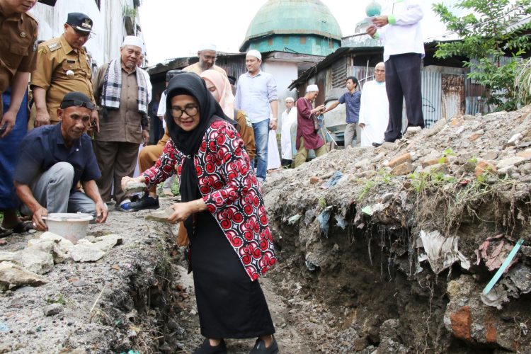 Wali Kota Pematang Siantar meletakkan batu pertama renovasi masjid Nurul Hikmah. ( Nawasenanews/ ist)