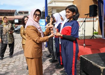 Wali Kota memberikan tablet tambah darah secara simbolis kepada siswi SMK Negeri 1 Kota Pematang Siantar, sebagai bagian dari Germas, untuk mencegah Stunting dan pentingnya gizi. ( Nawasenanews/ Ist)