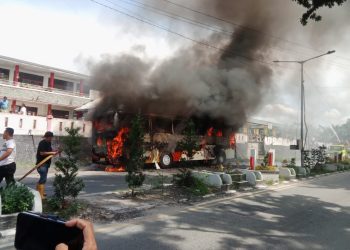 Keterangan Foto : Bus Nice Trans plat nopol BK 7448 LD jurusan Siantar-Medan yang terbakar (Ist)